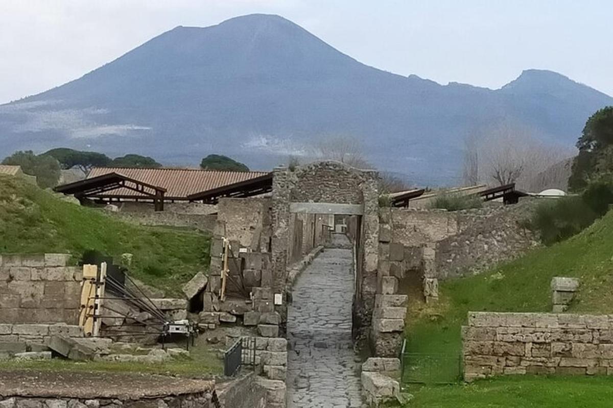 un edificio in pietra con una montagna sullo sfondo