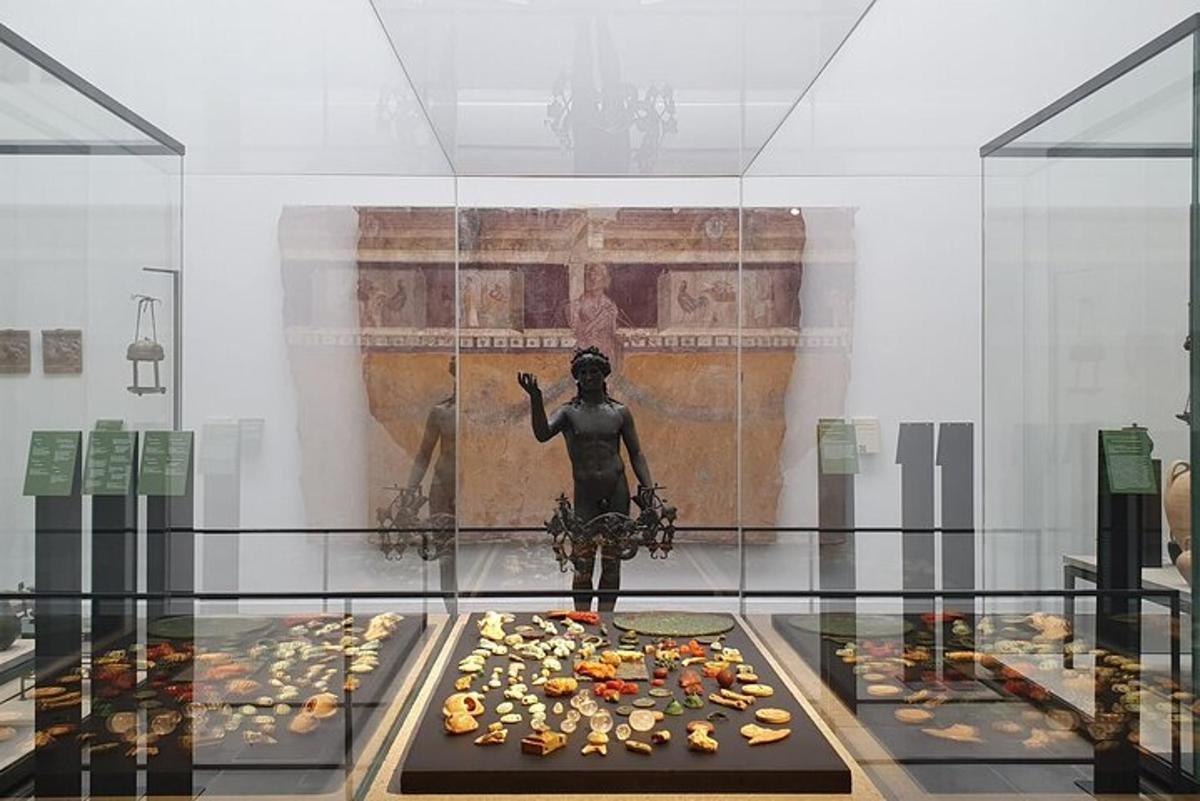 een glazen vitrine in een museum met een standbeeld