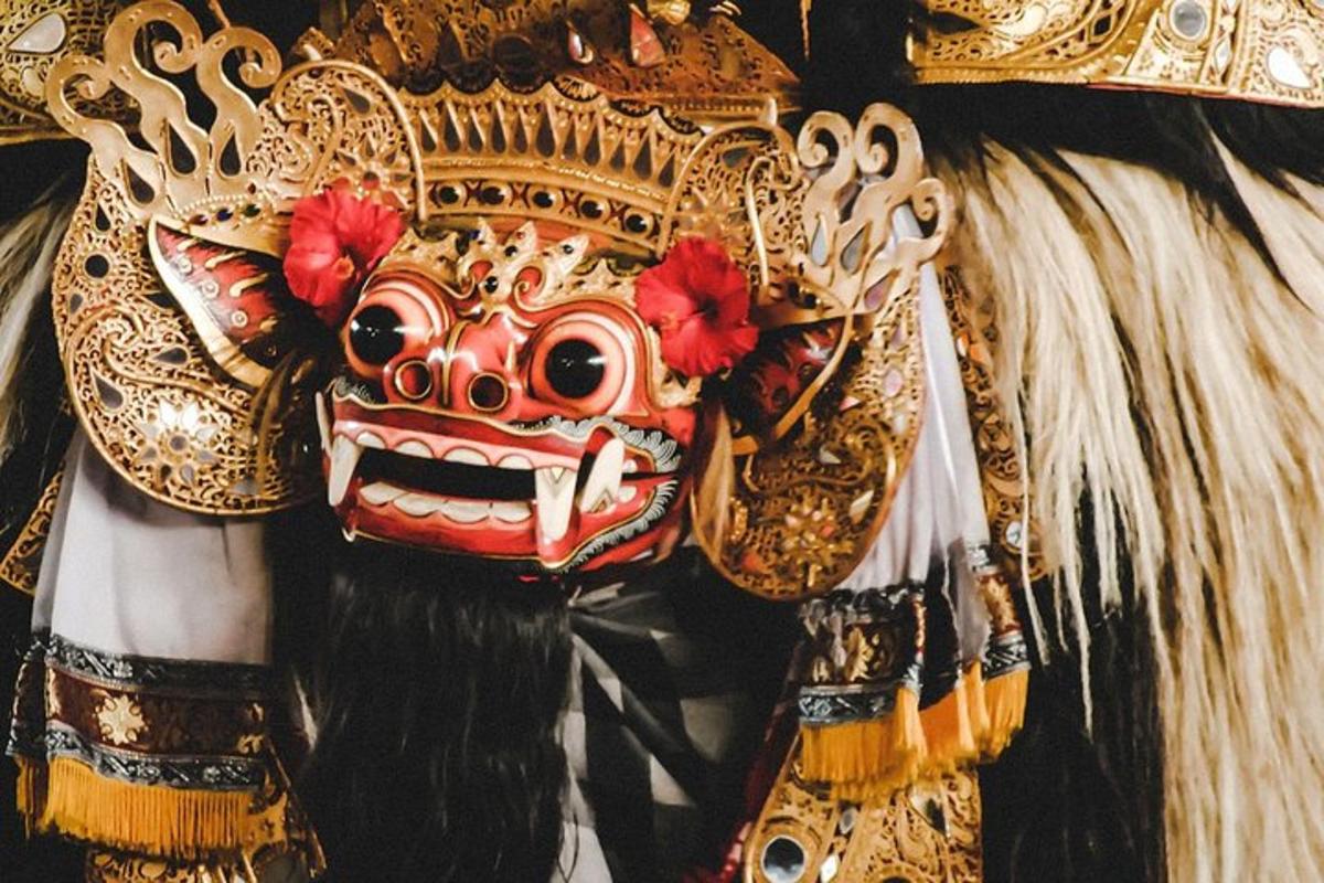 eine in einem Raum ausgestellte Maske