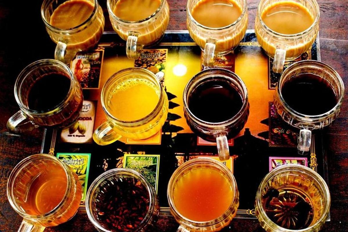 un gruppo di bicchieri da vino appoggiati su un tavolo