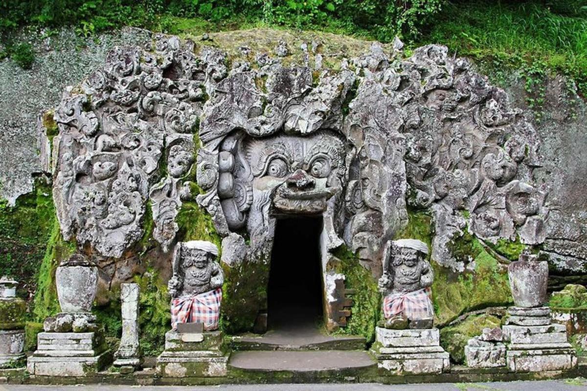 un ingresso ad un arco di pietra con statue