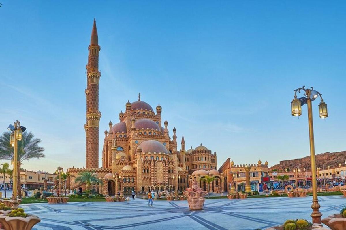 Un gran edificio con una mezquita enfrente.