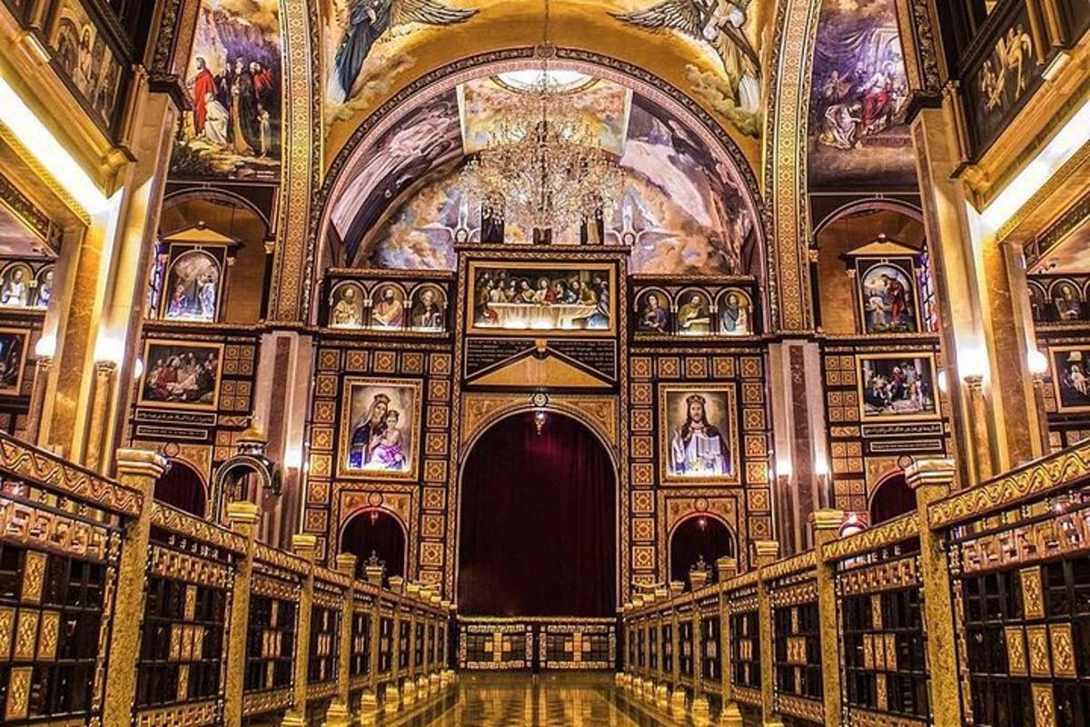 Una gran biblioteca con pinturas en los techos.