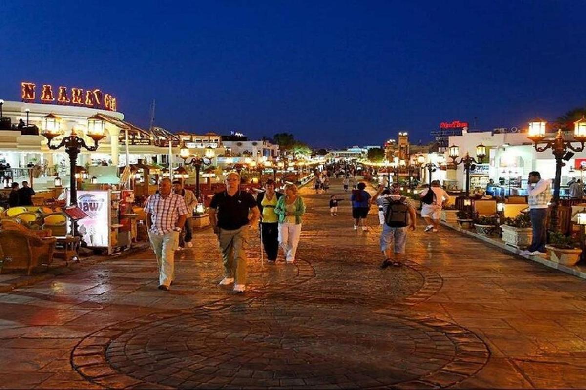 група људи која хода улицом ноћу