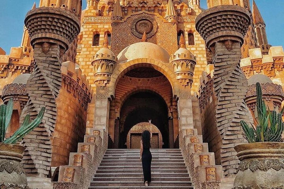 una mujer parada en las escaleras de un castillo
