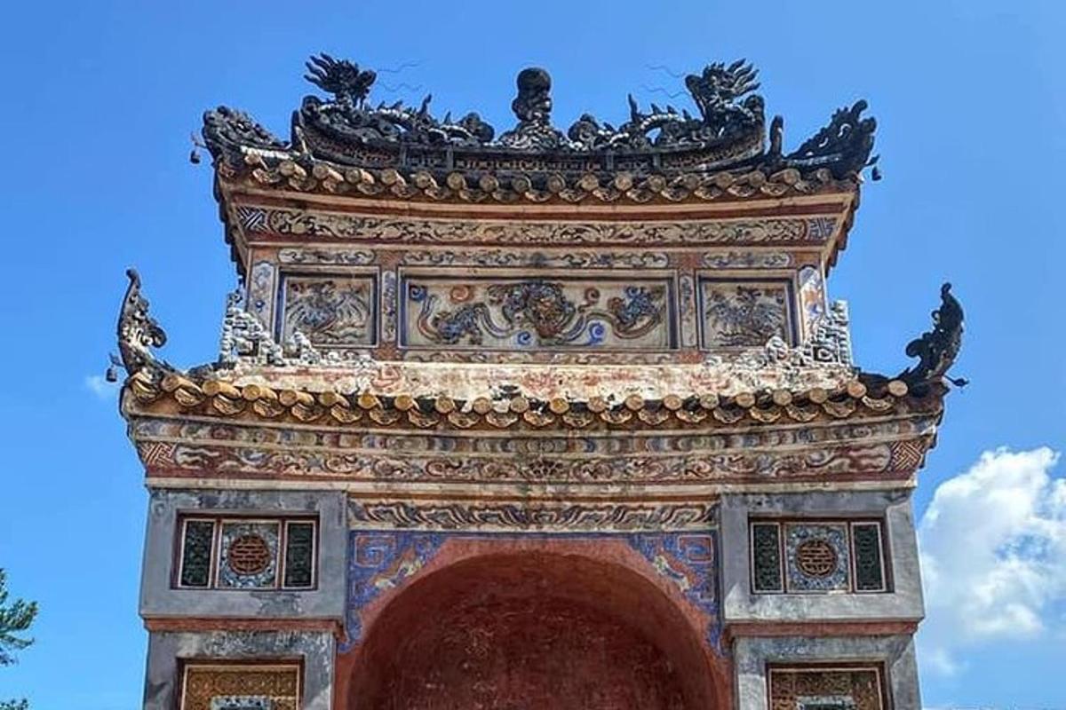 un edifici amb una corona a sobre