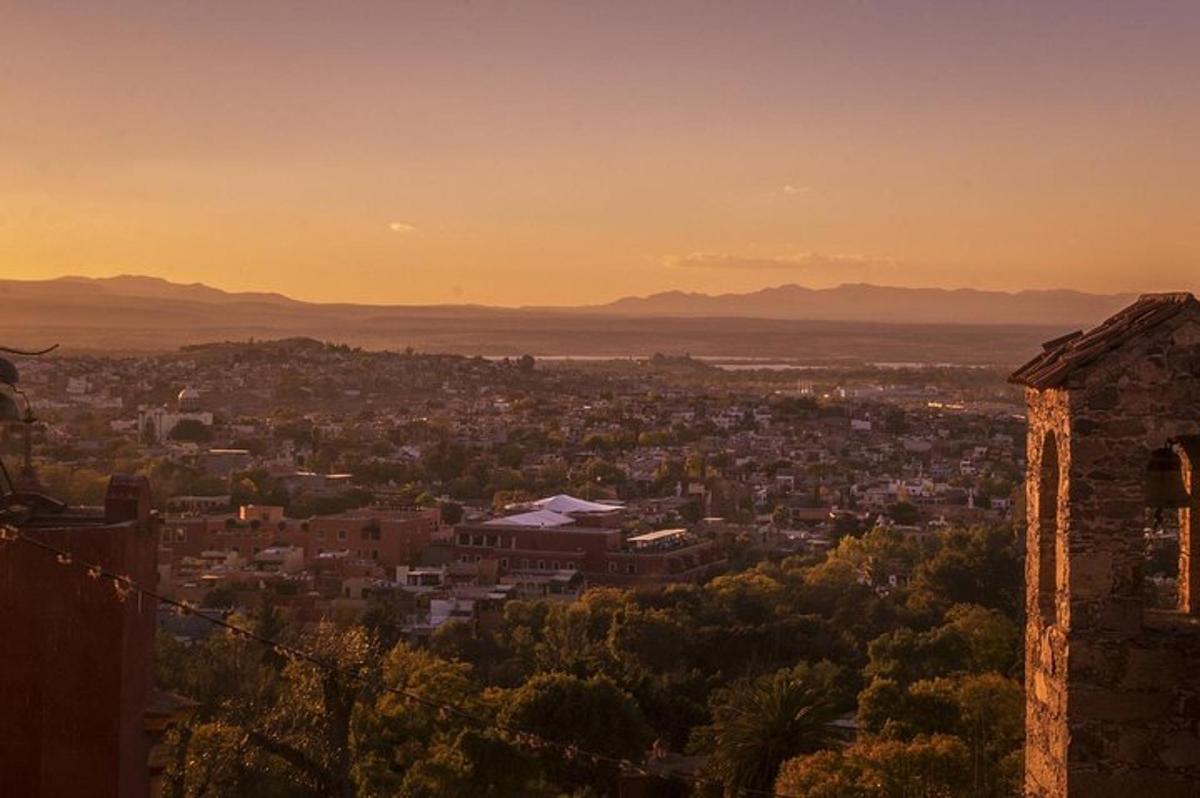 uma vista de uma cidade ao pôr do sol de um edifício