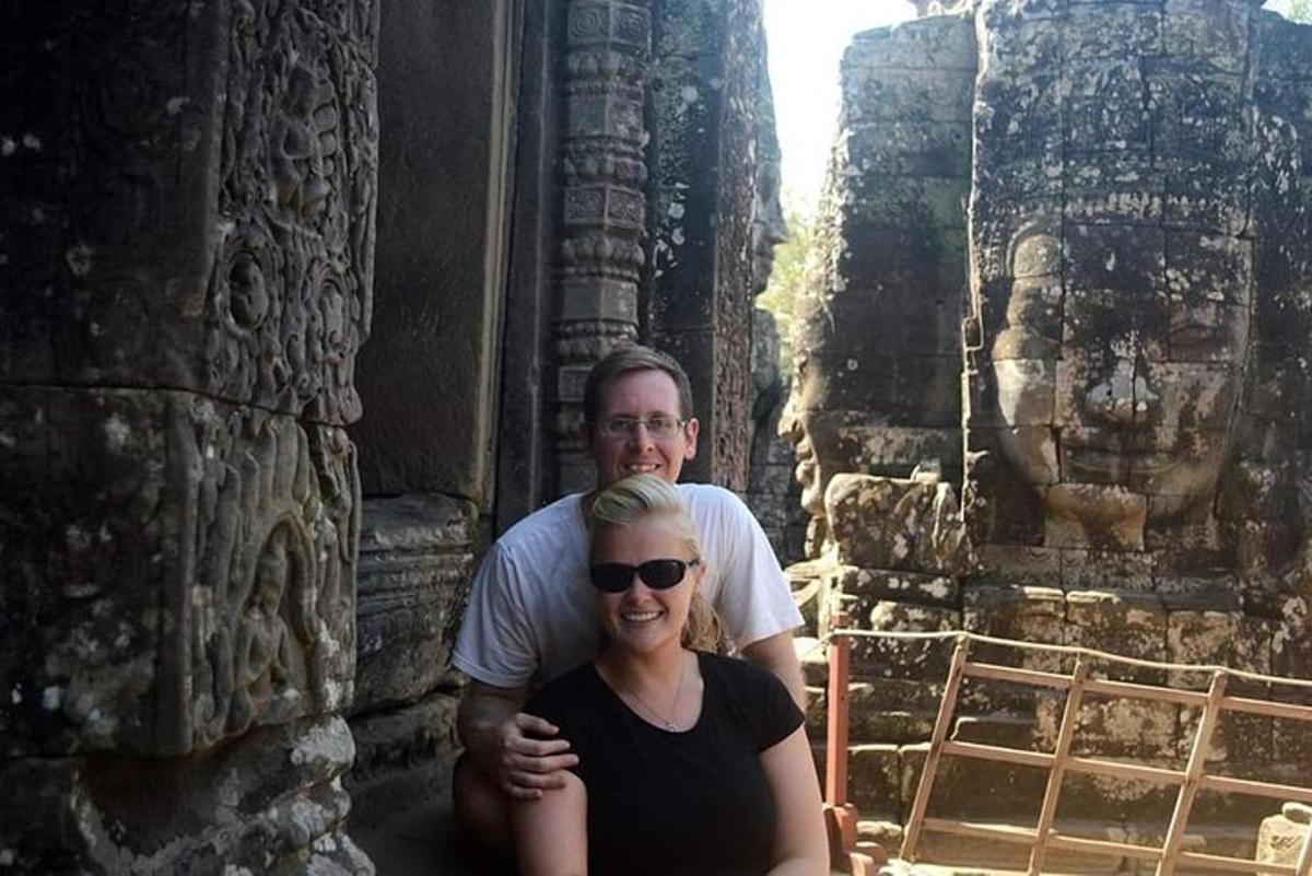 en mann og en kvinne som poserer foran et tempel