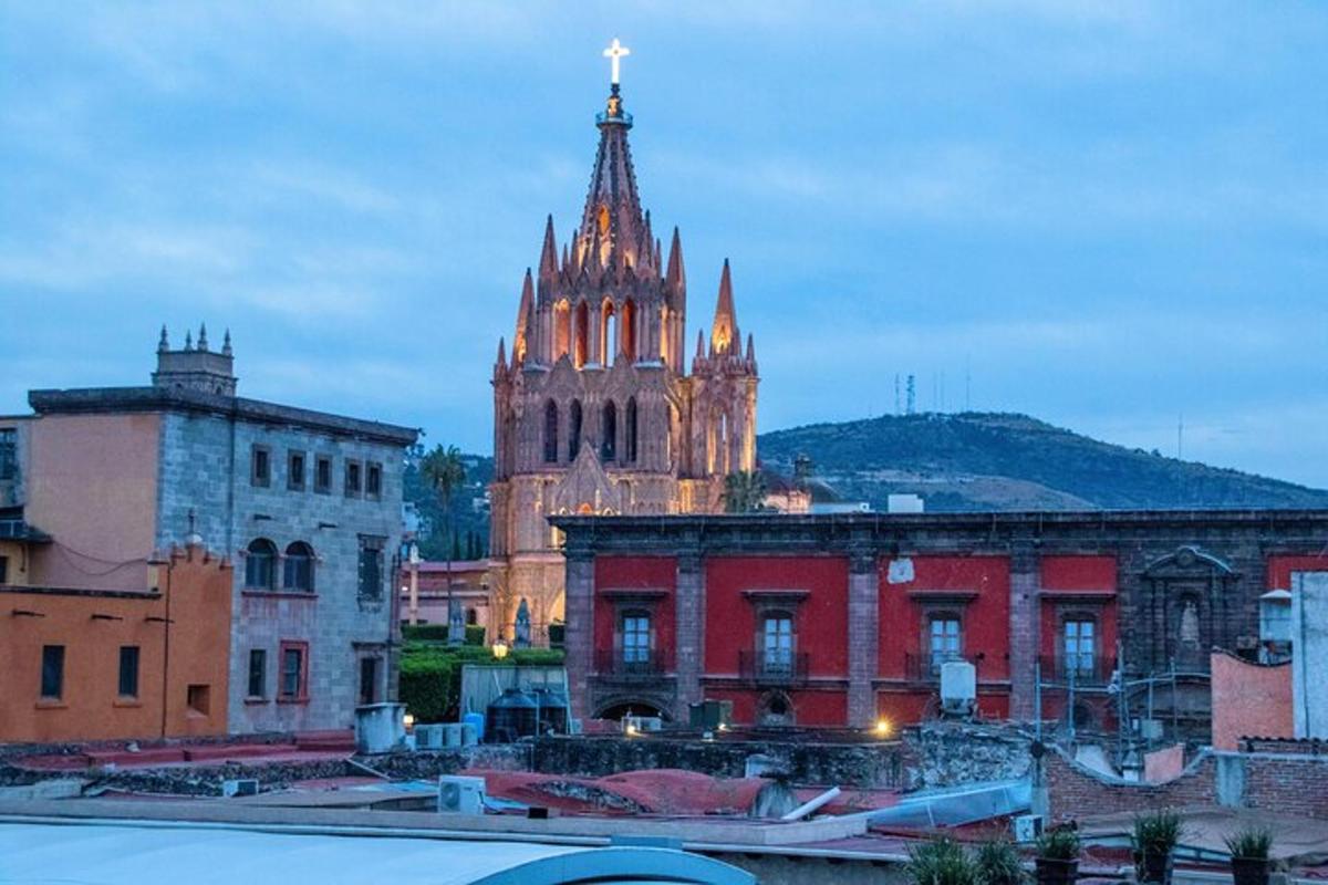 um edifício com uma torre com uma cruz no topo