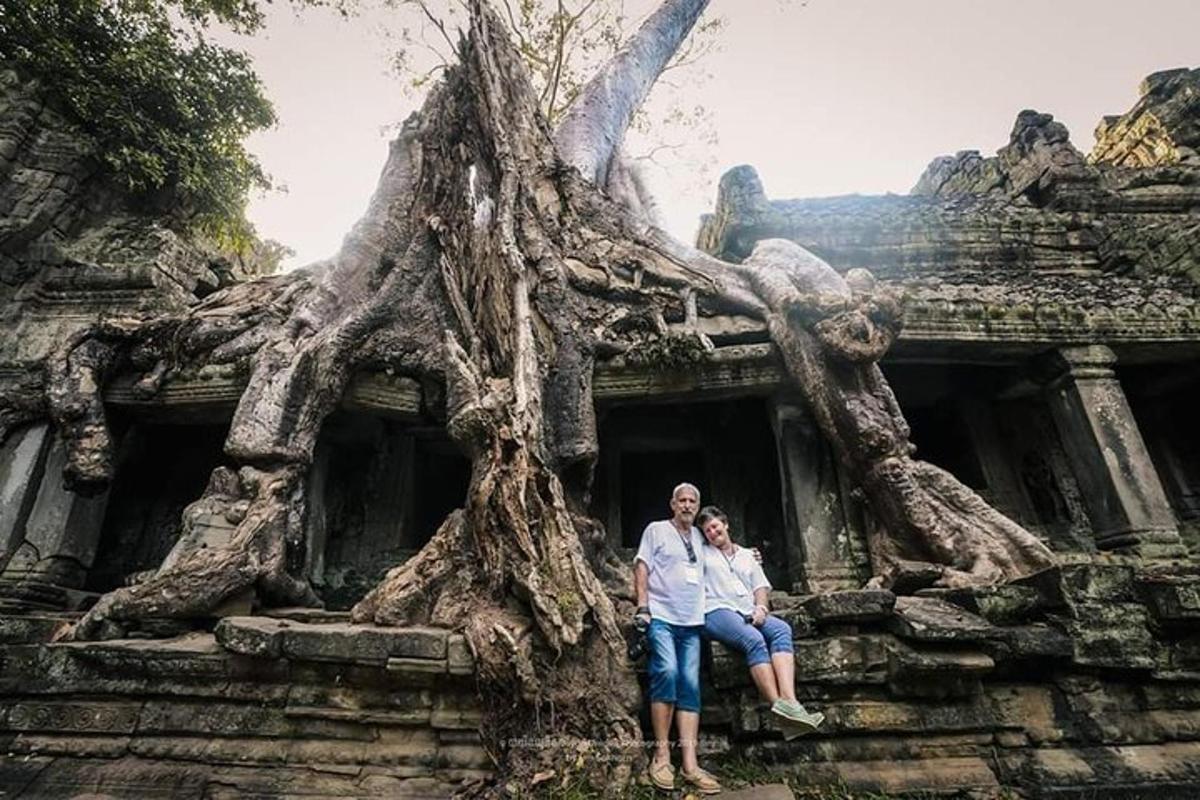 một người đàn ông và một người phụ nữ đang ngồi trước một cái cây
