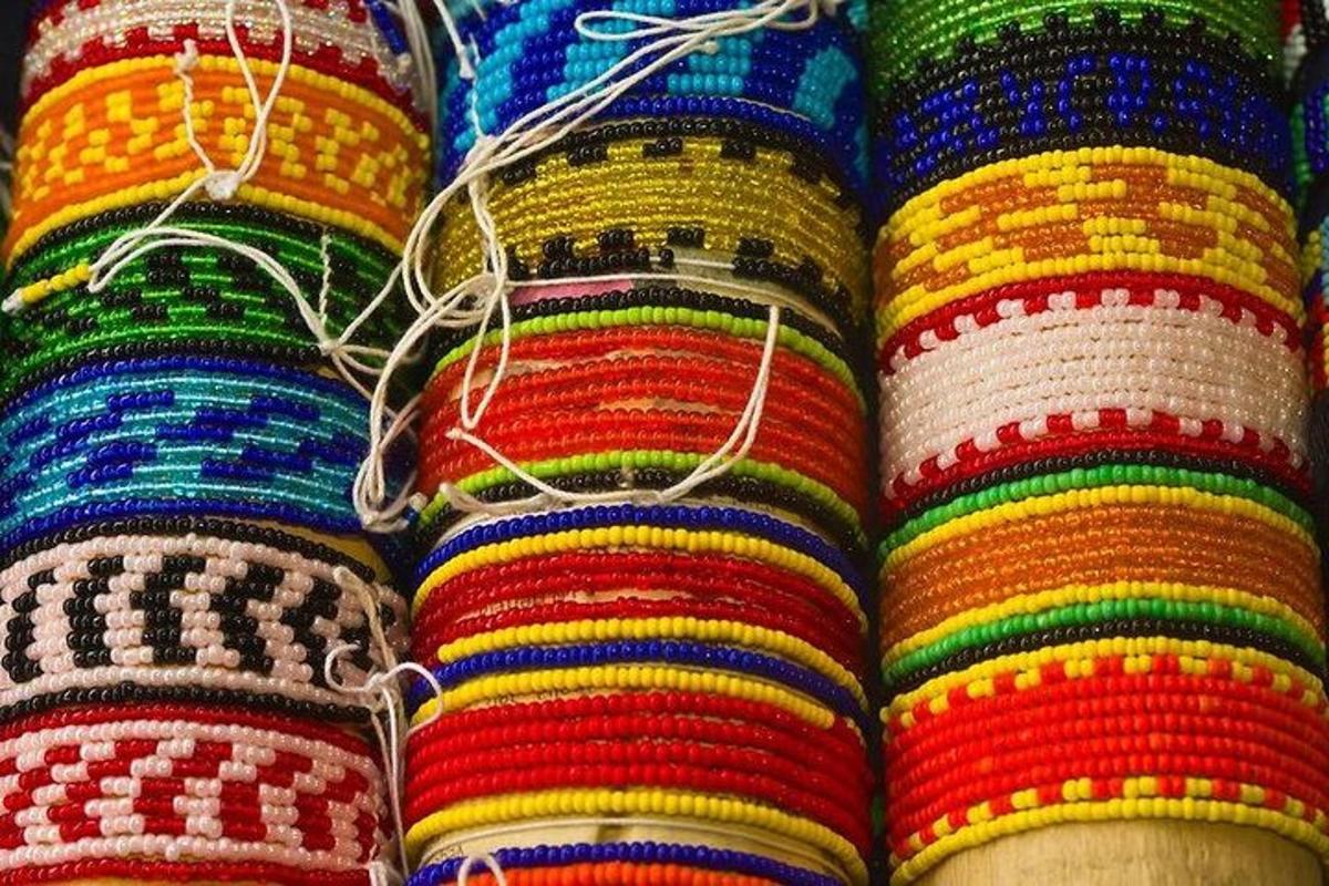 o stivă de fire colorate pe o carte