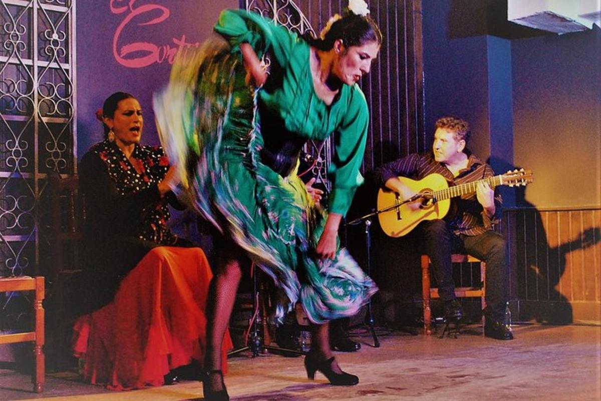 una dona balla a l'escenari amb una guitarra