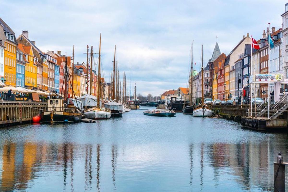 en elv med båter i en by med bygninger