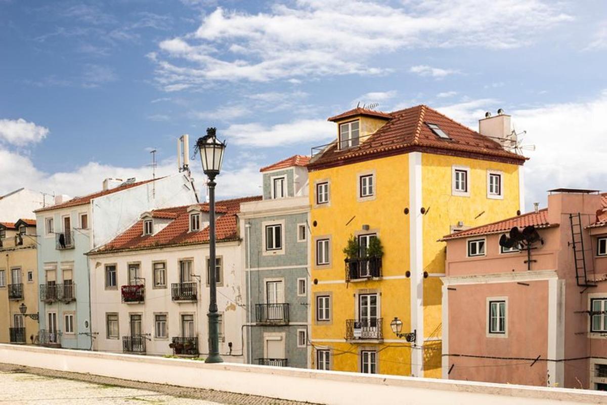 una filera d'edificis de colors amb un fanal de carrer