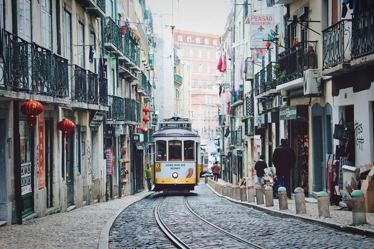 un carretó groc en un carrer de la ciutat amb edificis
