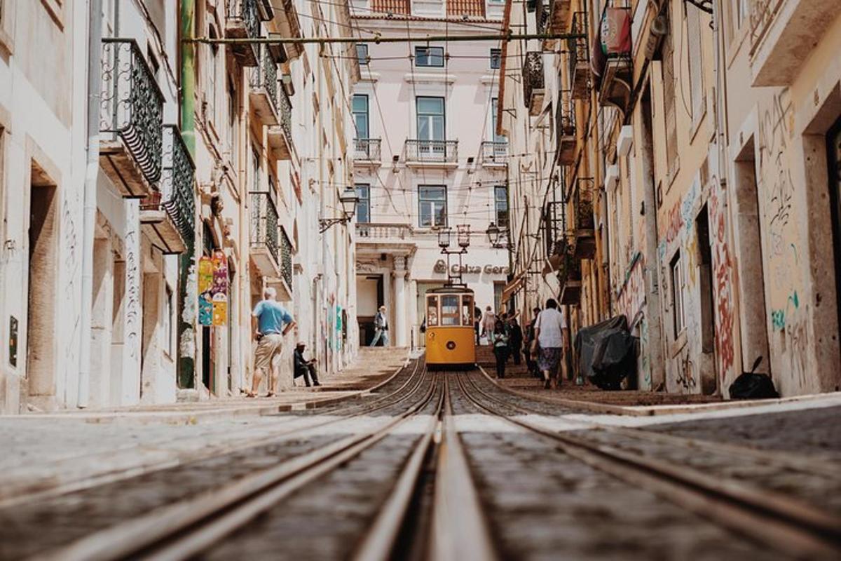 Žlutá tramvaj na městské ulici s budovami