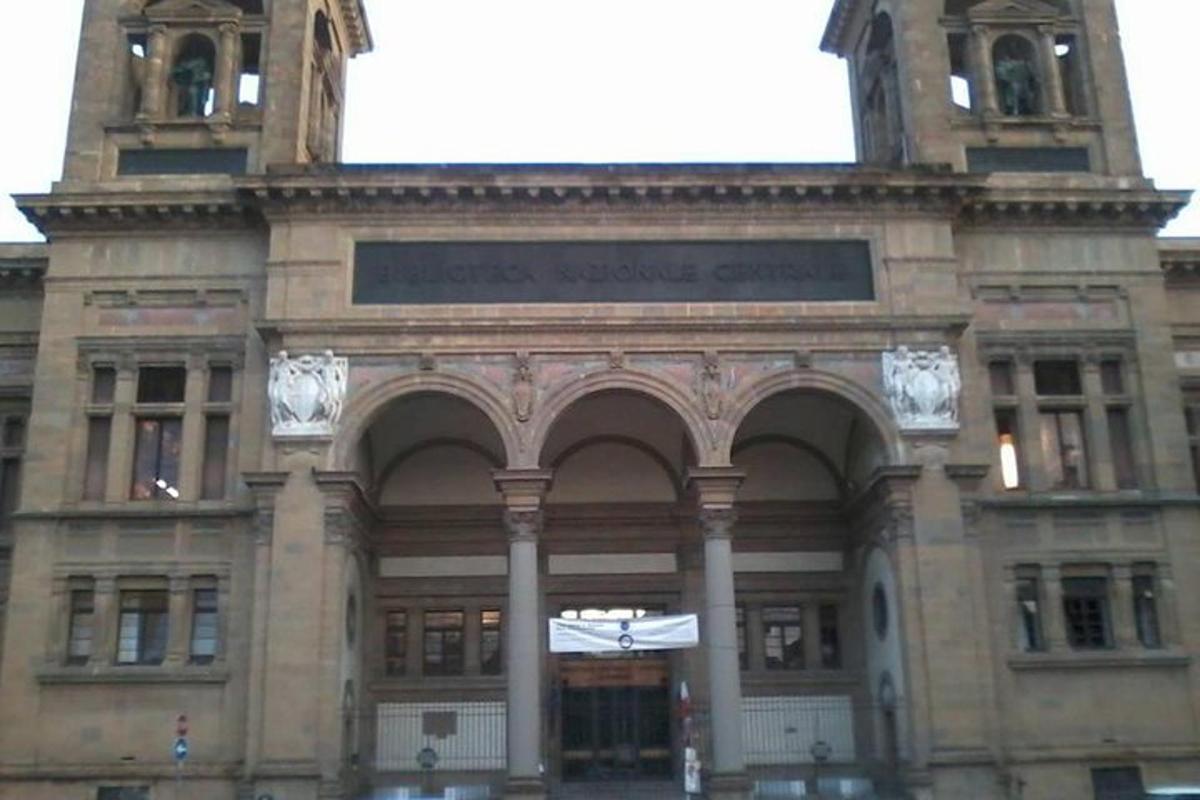 Un gran edificio con una torre de reloj en la parte superior.