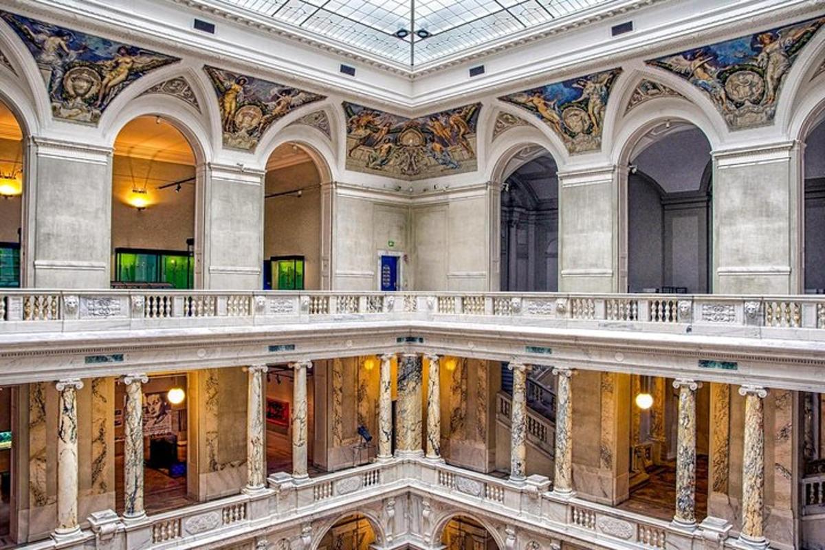 um edifício ornamentado com uma piscina no meio