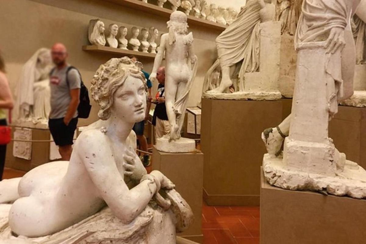 statuja, kurā attēlota sieviete, kas sēž uz kolonnas muzejā