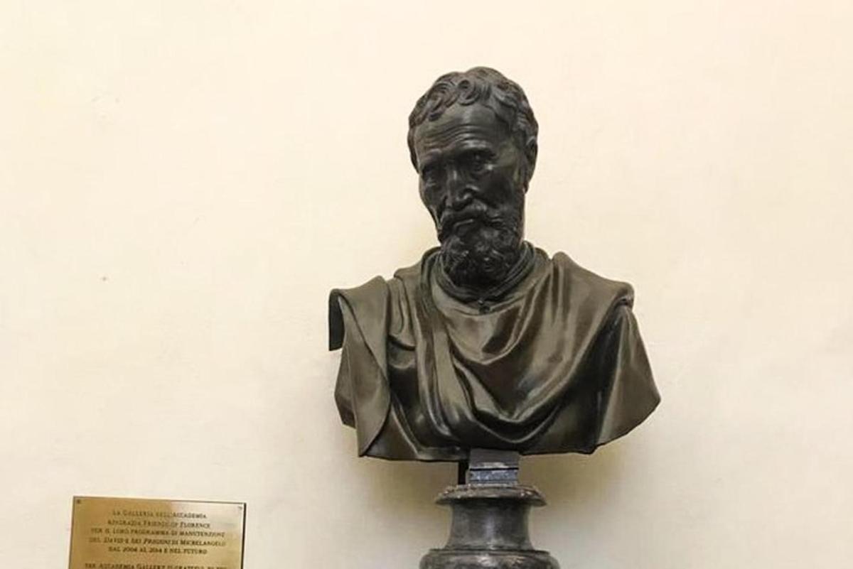 un bust d'home exposat en un museu