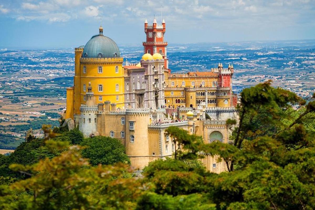 um castelo no topo de uma colina com árvores
