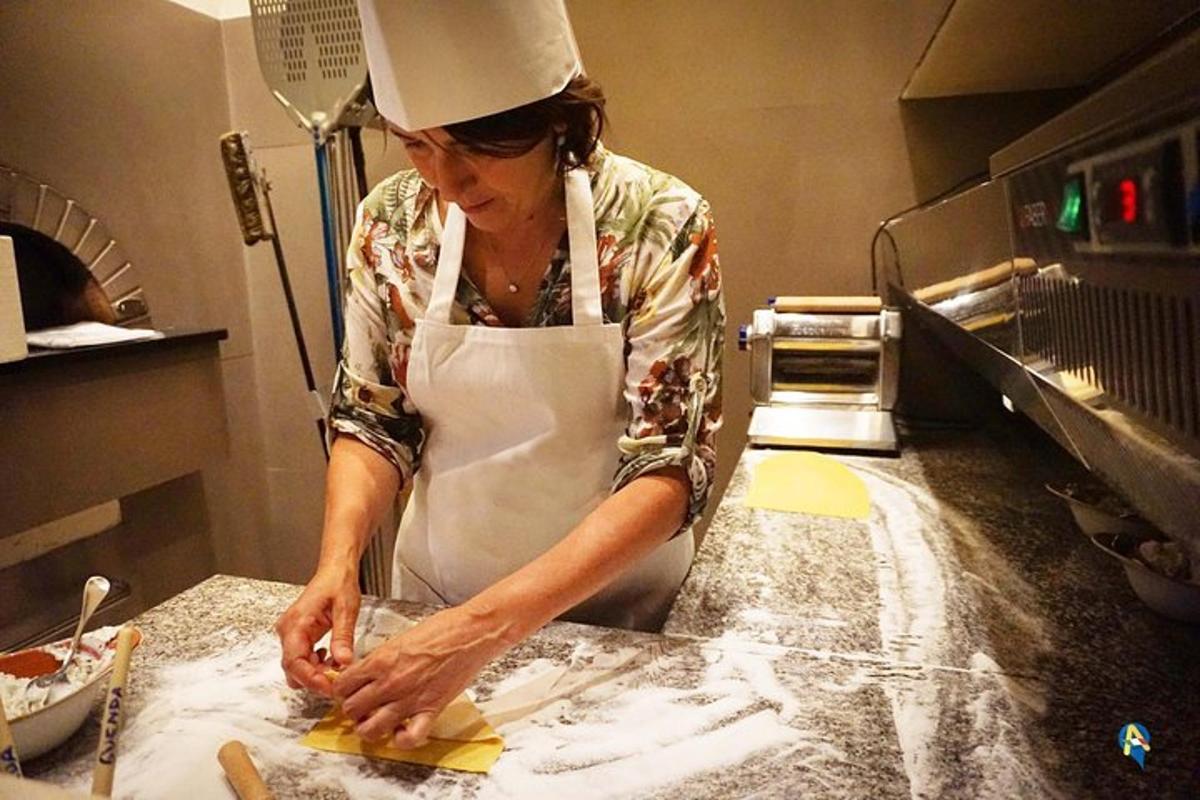 una donna in cucina che prepara il cibo su un bancone