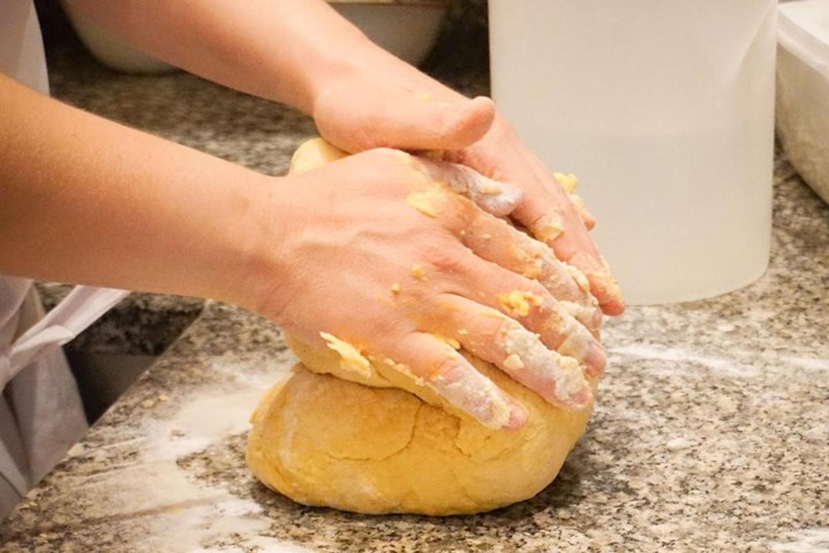 žmogus minko duonos gabalėlį