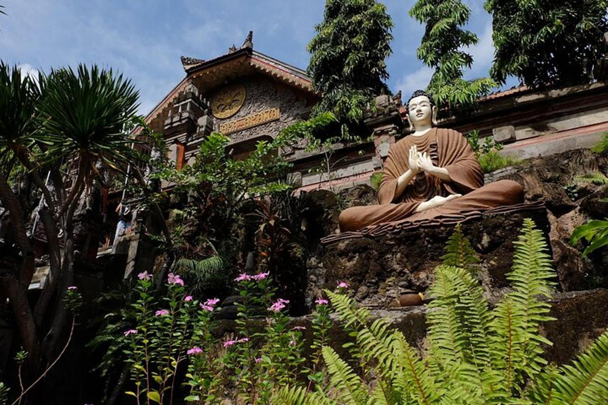 una statua di un monaco seduto su un muro