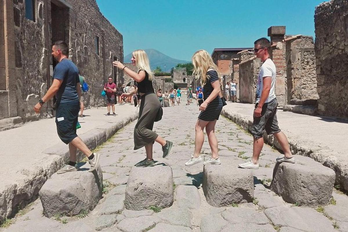 skupina lidí stojících na skalách na ulici