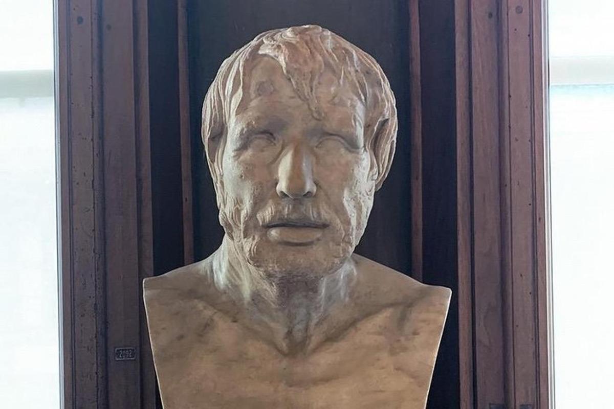 uma estátua de um homem com os olhos fechados