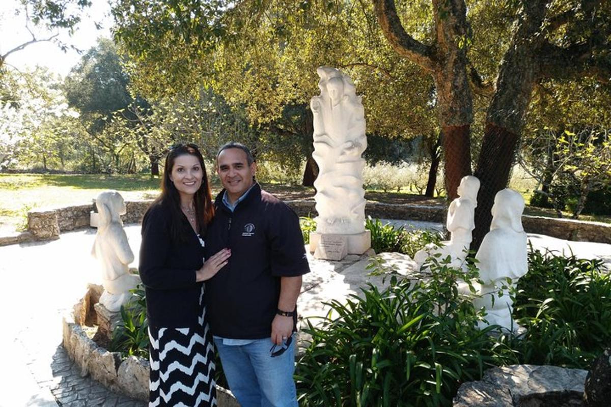un uomo e una donna in piedi davanti a una statua