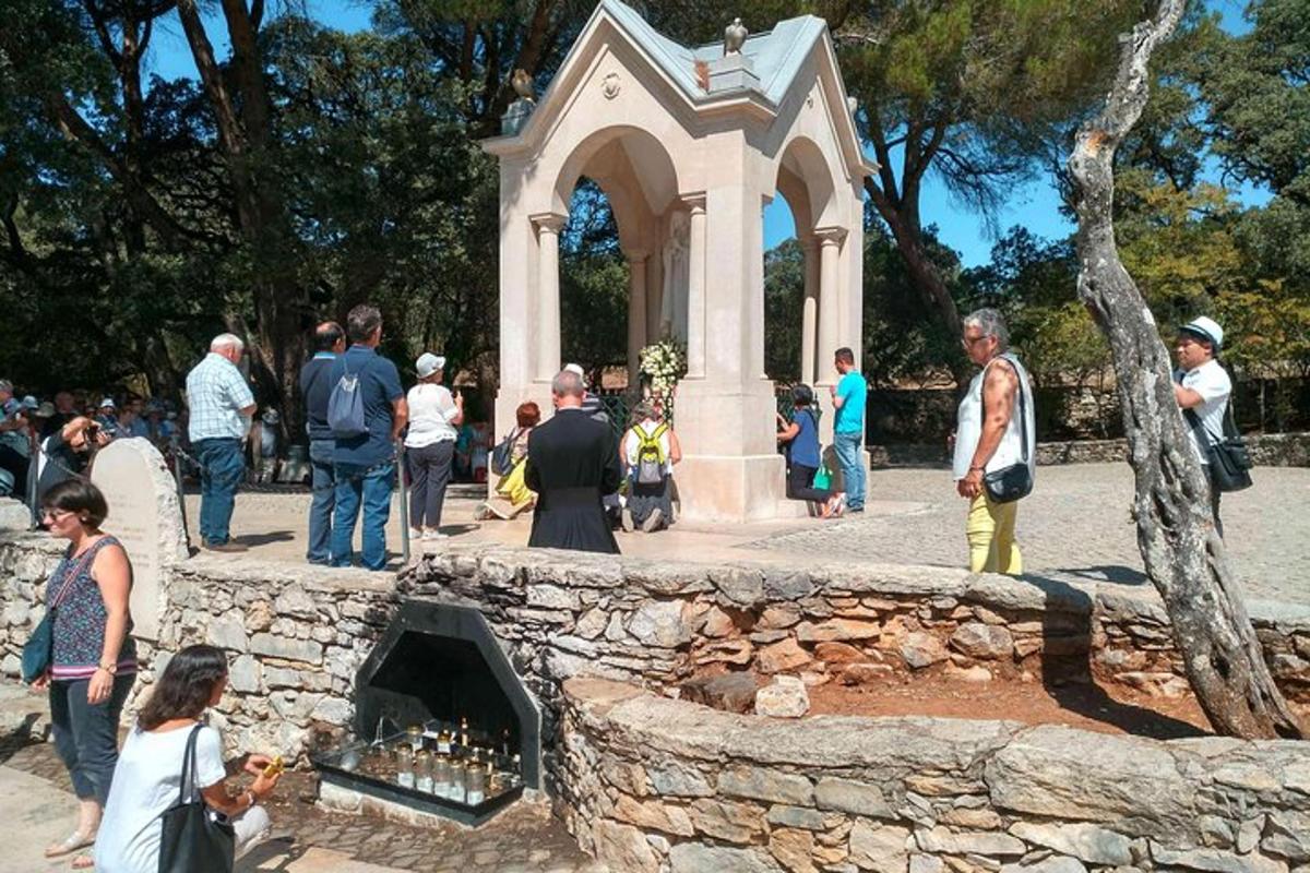 un gruppo di persone in piedi attorno a un camino in un parco