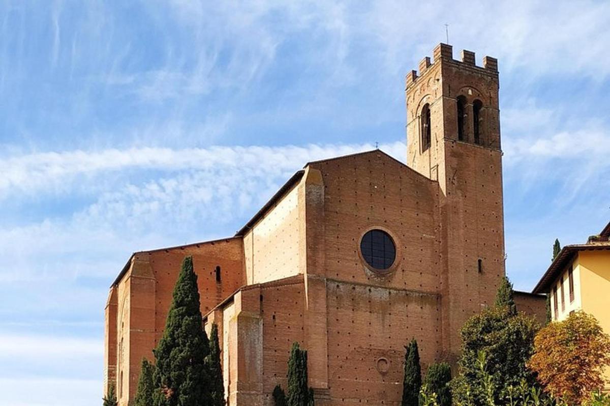 uma grande igreja de tijolos com uma torre do relógio