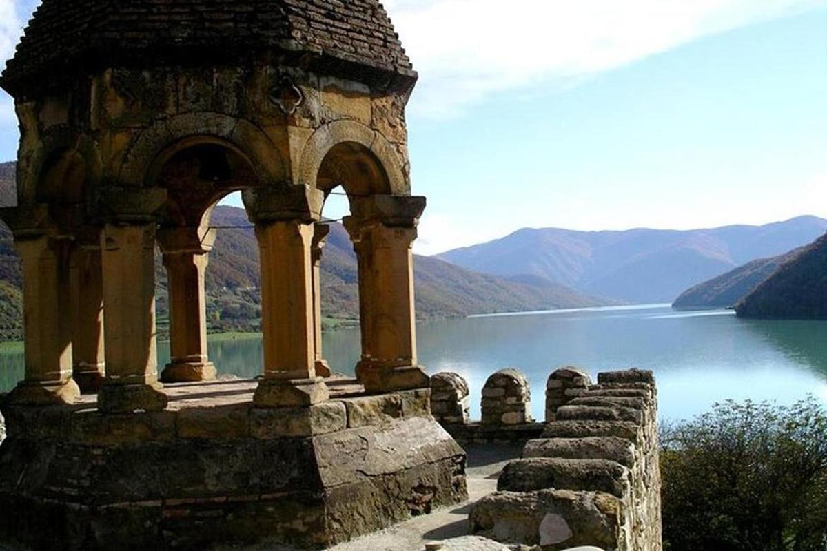 un gazebo accanto a uno specchio d'acqua