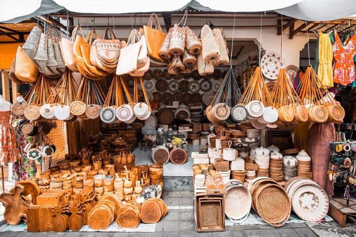 Una tienda llena de muchas cestas y otros artículos.