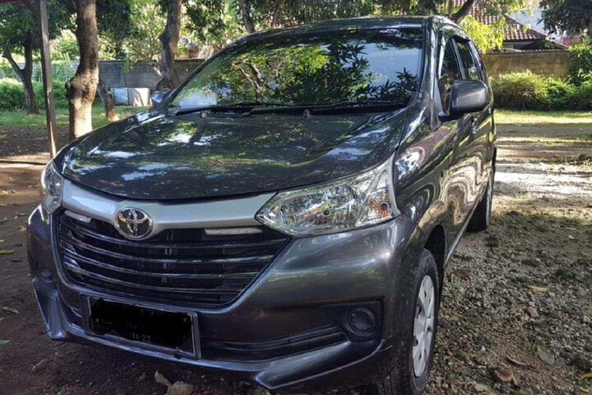 Un coche está aparcado en un estacionamiento