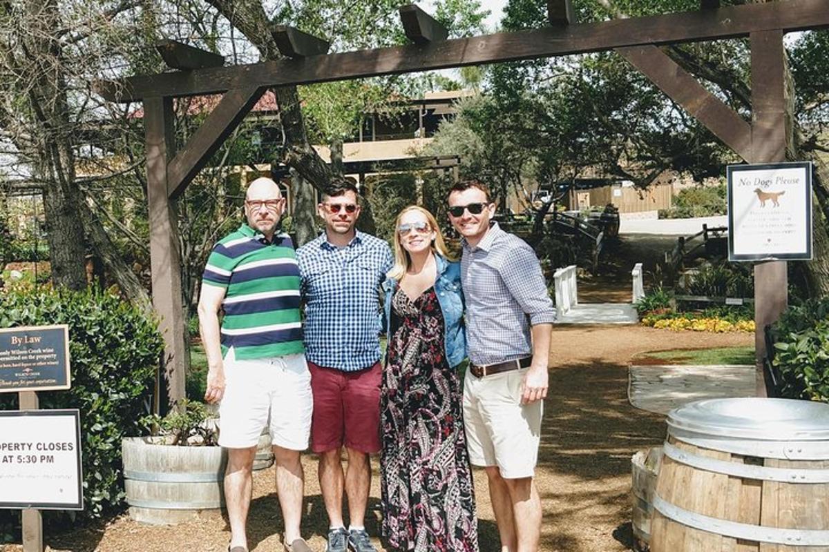 un grup de persones posant per a una foto en un parc