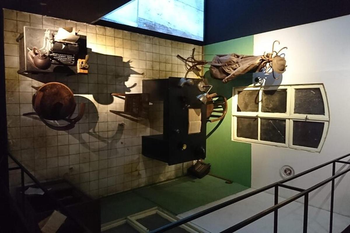 uma sala com alguns itens na parede
