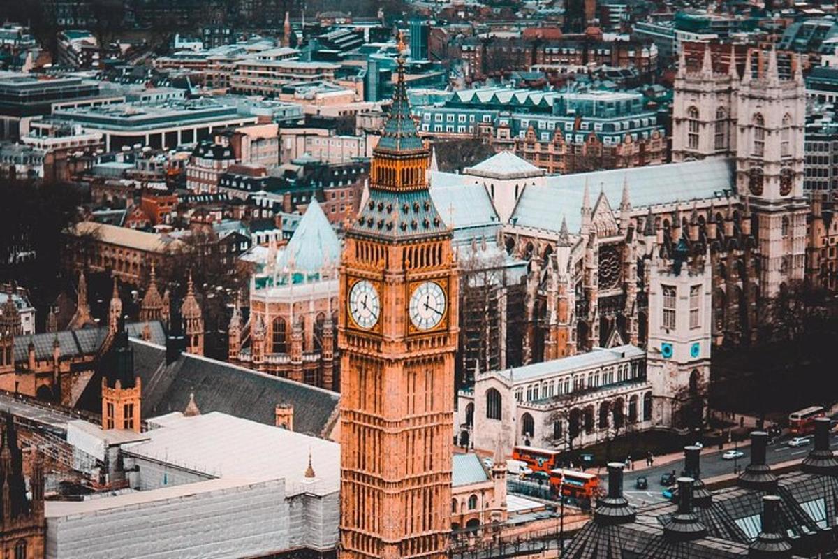 una torre alta con un orologio in una città