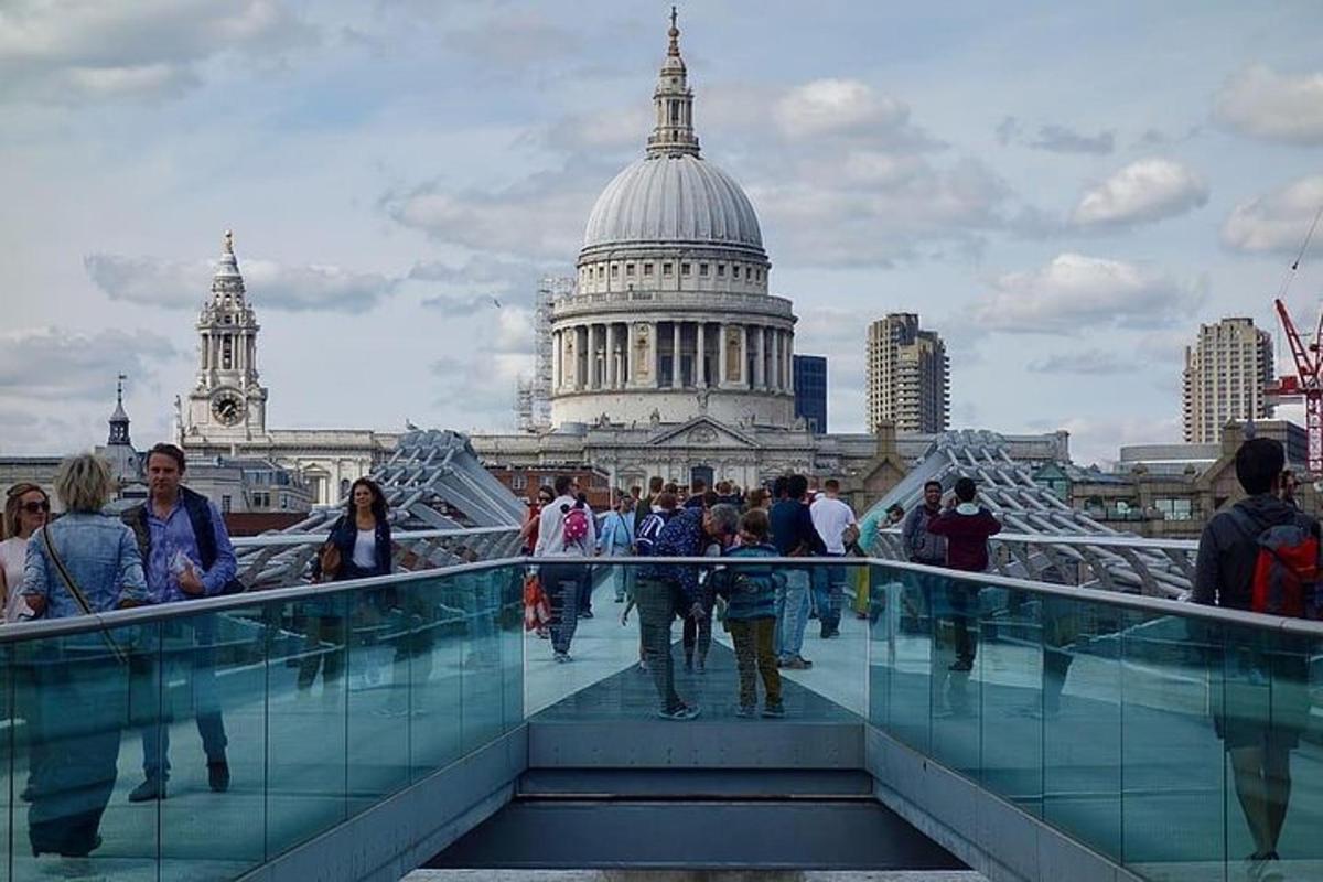 un gruppo di persone che camminano sul Millennium Bridge