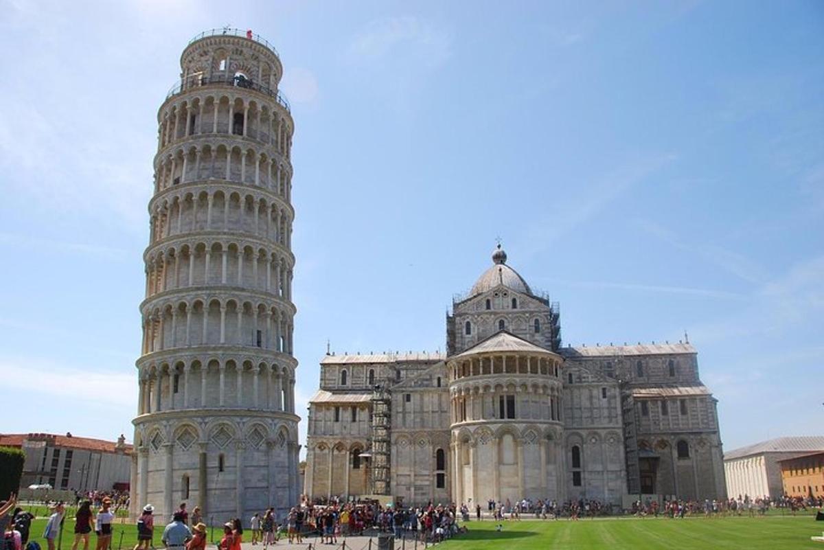 dalawang tore ng nakahilig na tore ng pisa