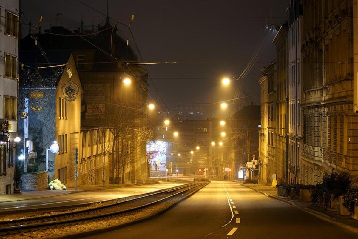 jalan bandar yang kosong pada waktu malam dengan lampu jalan