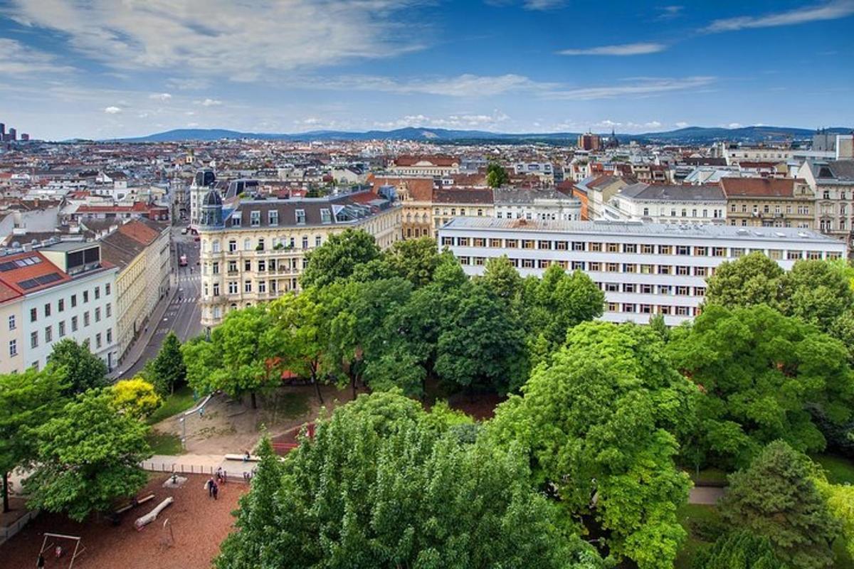 pohled na město se stromy a budovami