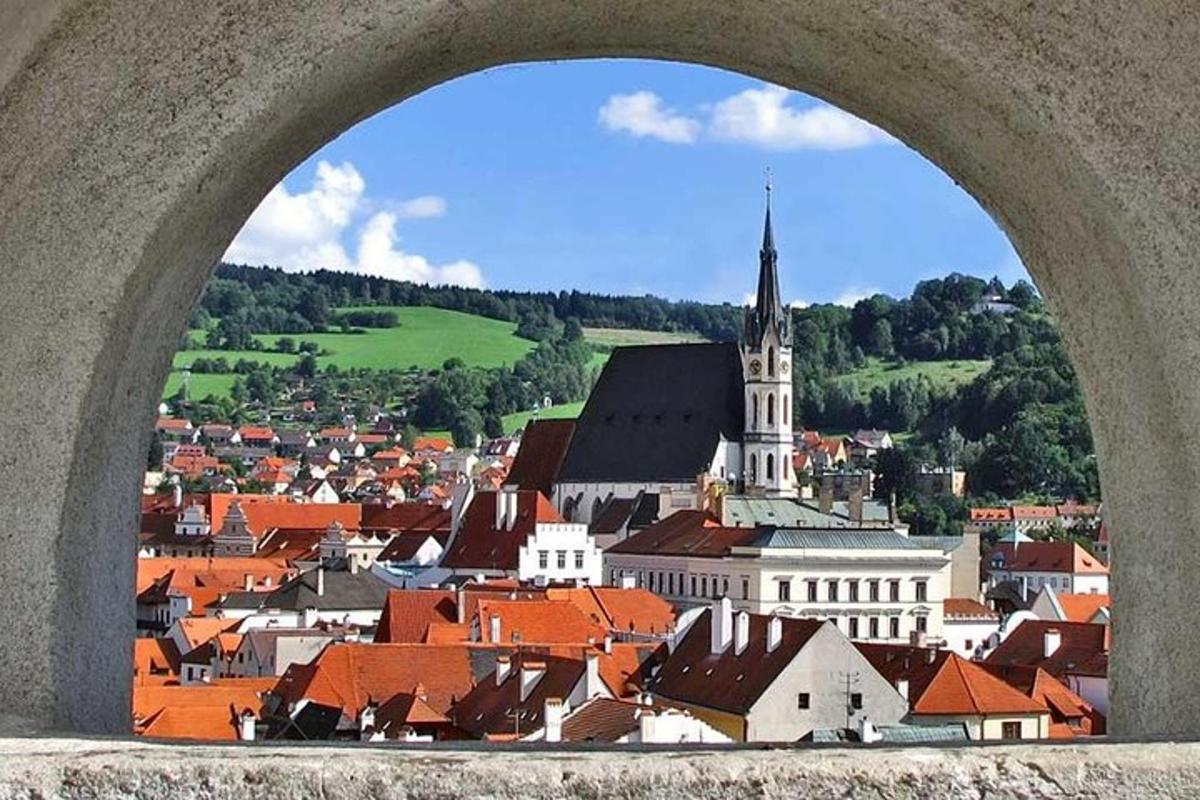 pohled na město z oblouku