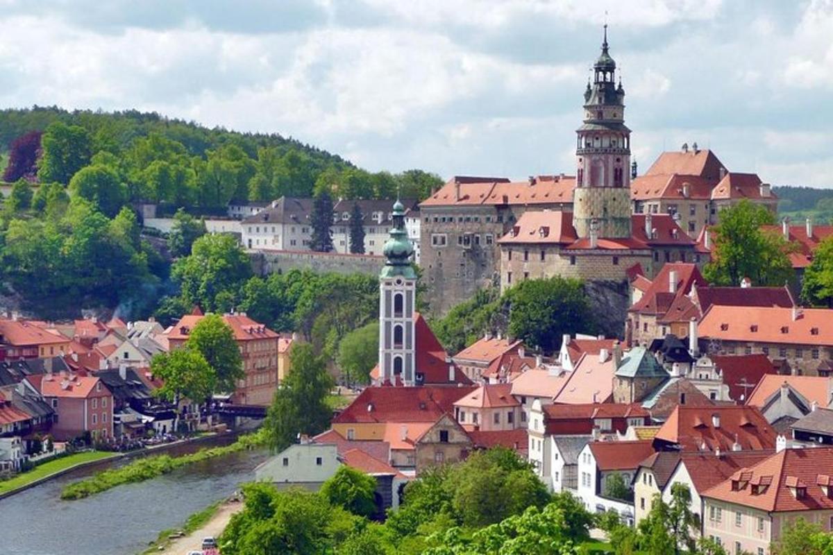 pohled na město s řekou a budovami