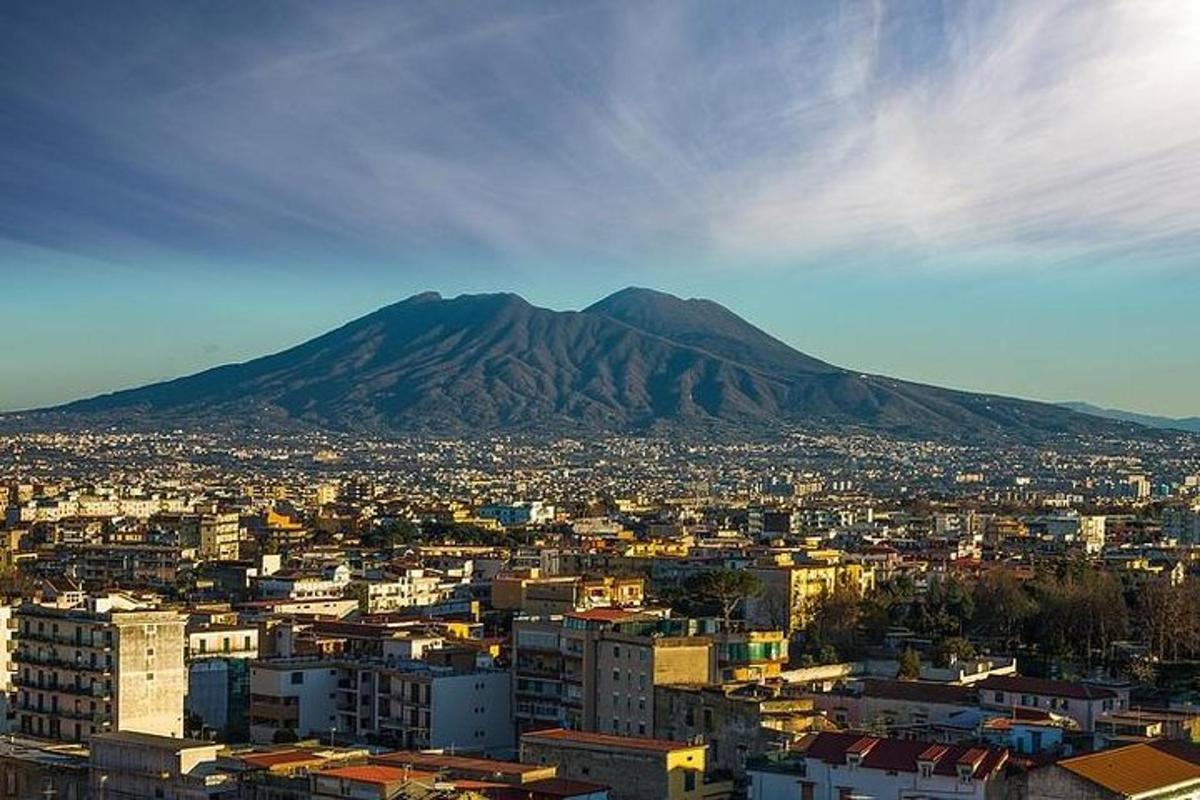 uma vista de uma cidade com uma montanha ao fundo