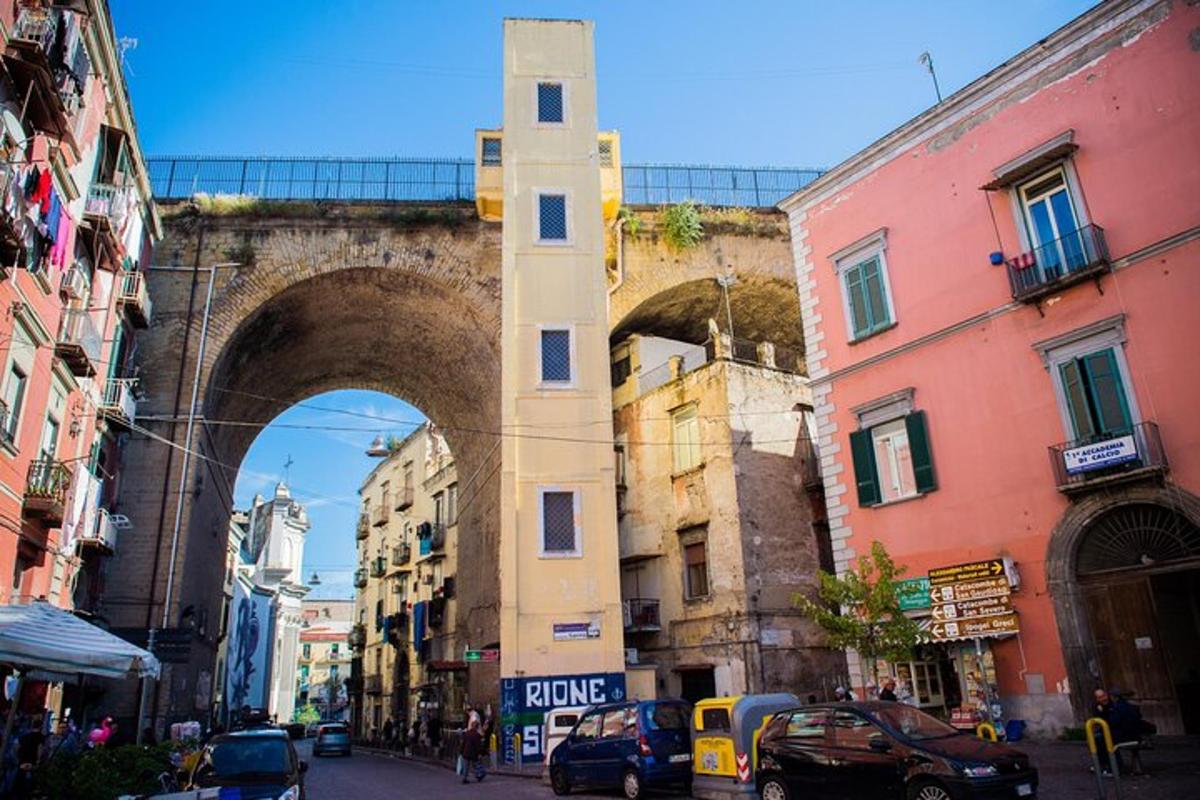 um prédio com uma ponte no meio de uma rua
