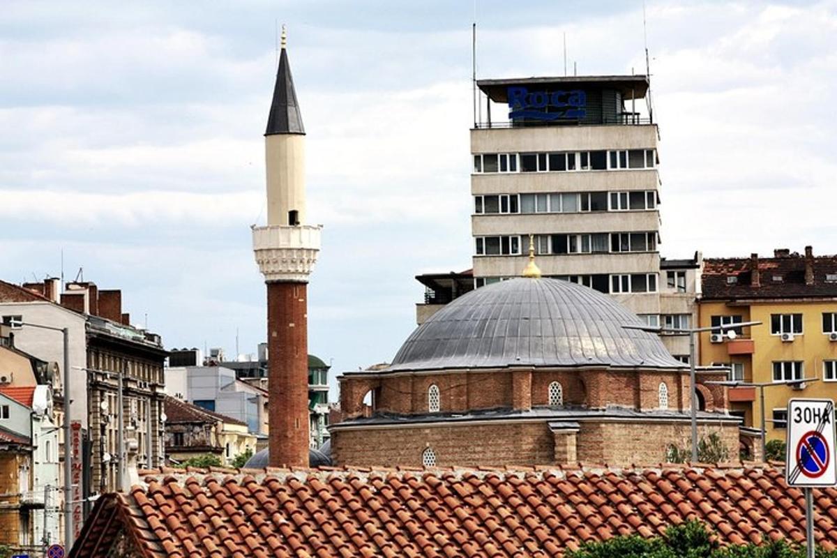 masjid dan masjid yang mempunyai menara di sebuah bandar