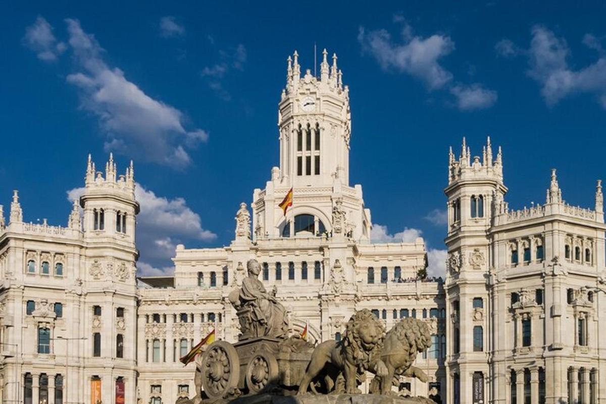 Un gran edificio con una estatua delante.