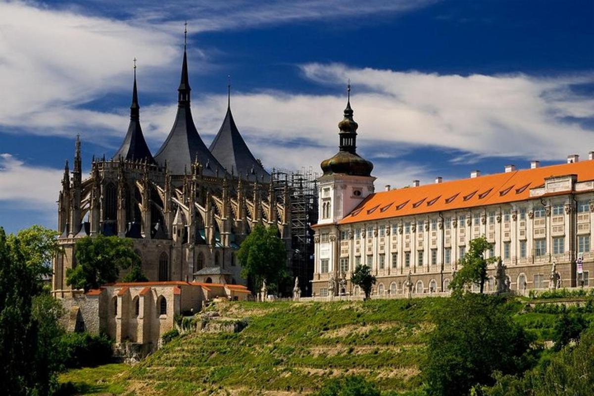 um grande edifício com torres e pináculos em uma colina